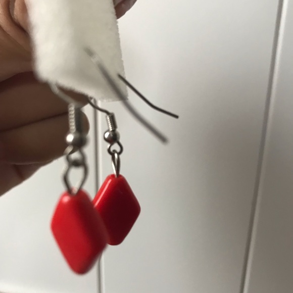 Diamond-shaped red orange small dangling earrings - Picture 3 of 3